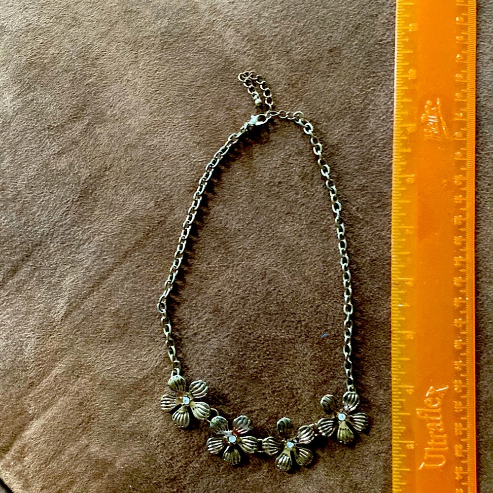 Gold tone flower necklace